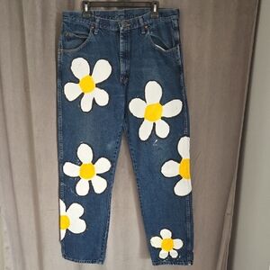 Wrangler Size 36 Blue Jeans with White and Yellow Daisy Design